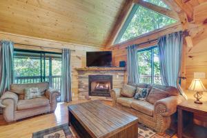 Sevierville Cabin with Hot Tub 5 Mi to Pigeon Forge