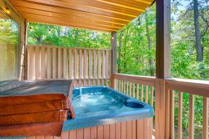 Sevierville Cabin with Hot Tub 5 Mi to Pigeon Forge