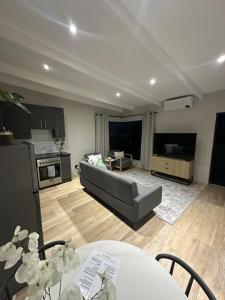 Somerset-West PRIME SPOT- Solar Powered!