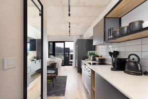 Stunning brand new apartment, pool, wifi, Secure