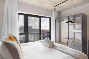 Stunning brand new apartment, pool, wifi, Secure