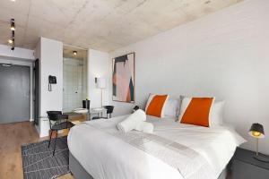 Stunning brand new apartment, pool, wifi, Secure