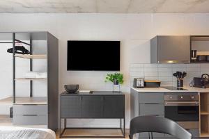 Stunning brand new apartment, pool, wifi, Secure