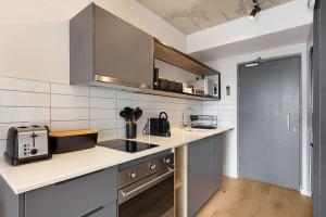 Stunning brand new apartment, pool, wifi, Secure