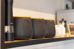 Stunning brand new apartment, pool, wifi, Secure