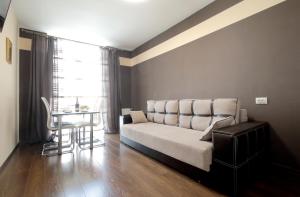 "Deluxe Apartments" C 16-Є - 1221