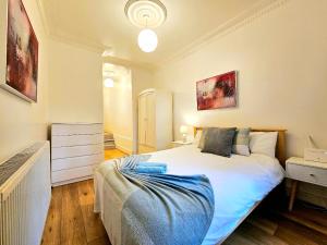 Lovely Ground Floor Home with High Ceiling and a Private Garden with Deck by Earls Court Station