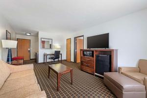 One-Bedroom King Suite with Sofa Bed and Wet Bar - Non-Smoking room in Best Western Plus Eagleridge Inn & Suites