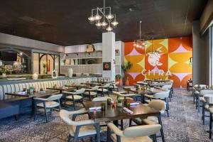 Hotel Zessa Orange County Airport, a DoubleTree by Hilton