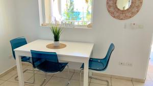 Beachfront Unit with Stunning Sunsets and Starlink Internet !