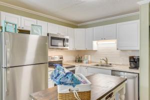 1 Mi to Beach, Pool Access Hilton Head Island Gem