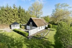 Hyggeligt sommerhus med privat have - Tanderup