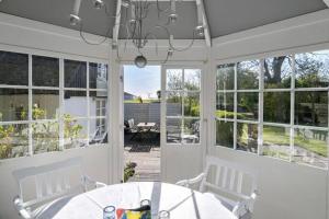 Hyggeligt sommerhus med privat have