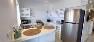 Beachfront Unit with Stunning Sunsets and Starlink Internet !