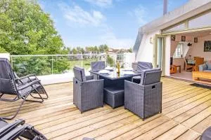 Crow's Nest Penthouse Apartment with Free Spa Access - Minety