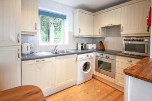 Coot Cottage - holiday house with fantastic lake views