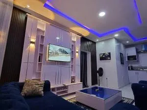 JKA 2-BEDROOM-Apt 24HRS POWER Unlimited WIFI , GARDEN PATIO AREA,FREE DAILY HOUSEKEEPING - Age Mowo