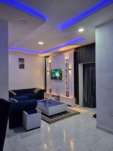 JKA 1-BEDROOM-Apart 24HRS POWER Unlimited WIFI , GARDEN PATIO AREA ,FREE DAILY HOUSEKEEPING