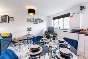 Parking Netflix TV Sleeps 4 Close to QMC