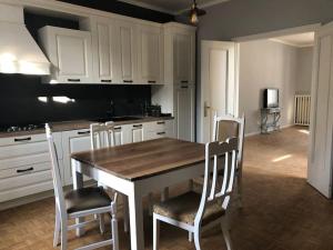 Casetta in piazza nel paese dei ciliegi