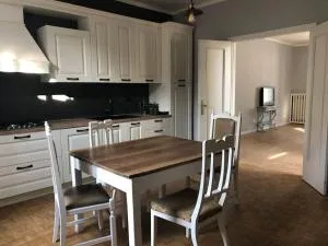 Casetta in piazza nel paese dei ciliegi - Goito