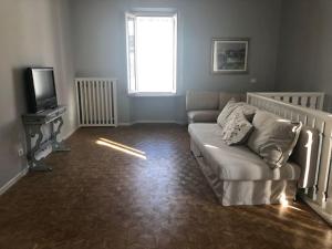 Casetta in piazza nel paese dei ciliegi