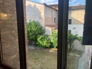 Casetta in piazza nel paese dei ciliegi