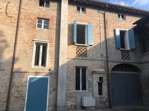 Casetta in piazza nel paese dei ciliegi