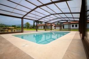 Piscina climatizada y cubierta 365 dias en Casa Rural con Encanto El Puentuco una de las casas mas valoradas de Cantabria