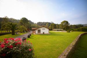 Piscina climatizada y cubierta 365 dias en Casa Rural con Encanto El Puentuco una de las casas mas valoradas de Cantabria