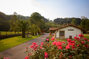 Piscina climatizada y cubierta 365 dias en Casa Rural con Encanto El Puentuco una de las casas mas valoradas de Cantabria