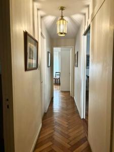 Elegante y amplio departamento