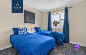 L1 - INVOICE and REDUCED PRICE only via SUNRISE SHORT LETS DUNDEE, Large 4 Bedroom House with 6 Beds and 3 bathrooms, TVs in each room, Free Parking, Fully Equipped, Local Amenities, Easy Ring Road Access, Special Rates and ONLY 9 Mins to STANNERGATE