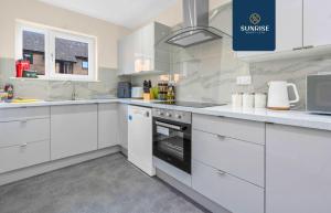 L1 - Large 4 Bedroom House with 6 Beds and 3 bathrooms, TVs in each room, Free Parking, Fully Equipped, Local Amenities, Easy Ring Road Access, PRICE MATCH GAURANTEE and Special Rates and VAT Ask Sunrise Short Lets