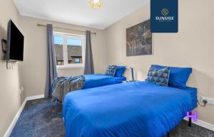 L1 - Large 4 Bedroom House with 6 Beds and 3 bathrooms, TVs in each room, Free Parking, Fully Equipped, Local Amenities, Easy Ring Road Access, PRICE MATCH GAURANTEE and Special Rates and VAT Ask Sunrise Short Lets
