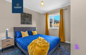 L1 - INVOICE and REDUCED PRICE only via SUNRISE SHORT LETS DUNDEE, Large 4 Bedroom House with 6 Beds and 3 bathrooms, TVs in each room, Free Parking, Fully Equipped, Local Amenities, Easy Ring Road Access, Special Rates