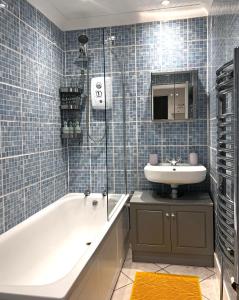 Sunny Top Floor Hideaway