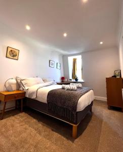 Sunny Top Floor Hideaway