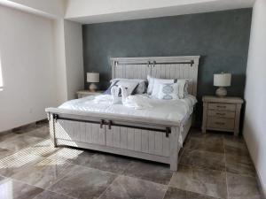 Luxury Penthouse, large furnished balcony, C30709