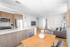 Modern Stylish 2BR 2BA Apartment in Hudson Yard