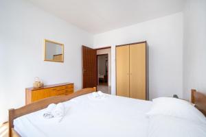 Apartments with parking space Pag - 15765