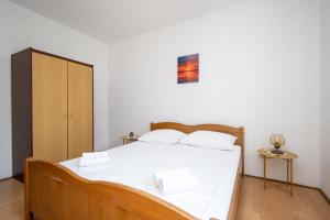 Apartments with parking space Pag - 15765