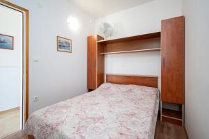 One-Bedroom Apartment with Terrace and Sea View room in Apartment Veli Rat 438b