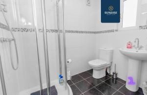 Muirton House 2 - INVOICE and REDUCED PRICE only via SUNRISE SHORT LETS DUNDEE, SLEEPS 8 has 4 Twin Bedrooms with 4 Car Parking, 2 Baths, 5 Smart TV, Fully Equipped, Garden, Free WiFi, and ONLY 9 Mins to STANNERGATE Ports