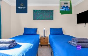 Muirton House 2 - INVOICE and REDUCED PRICE only via SUNRISE SHORT LETS DUNDEE, SLEEPS 8 has 4 Twin Bedrooms with 4 Car Driveway, 2 Bathrooms, Smart TV, Fully Equipped Kitchen, Large Dining and Living Space, Rear Garden, Free WiFi, Long Stays