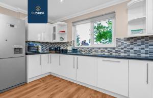 Muirton House 2 - INVOICE and REDUCED PRICE only via SUNRISE SHORT LETS DUNDEE, SLEEPS 8 has 4 Twin Bedrooms with 4 Car Driveway, 2 Bathrooms, Smart TV, Fully Equipped Kitchen, Large Dining and Living Space, Rear Garden, Free WiFi, Long Stays
