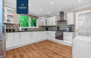 Muirton House 2 - SLEEPS 8 has 4 Twin Bedrooms with 4 Car Driveway, 2 Bathrooms, Smart TV, Fully Equipped Kitchen, Large Dining and Living Space, Rear Garden, Free WiFi, Long Stays, INVOICE and REDUCED PRICE only via SUNRISE SHORT LETS Dundee