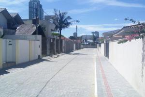 LINDA CASA COM PISCINA EM PICARRAS SC e VISTA PARA O MAR