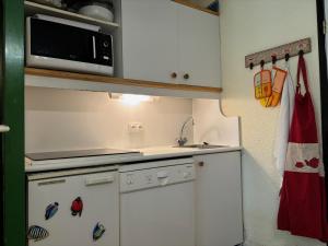 Appartement 2 pièces proche pistes et commerces, balcon, parking - FR-1-329-97