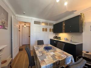 Appartements Charmant studio au centre du Mont-Dore, bien equipe, max 2 pers - FR-1-608-273 : photos des chambres